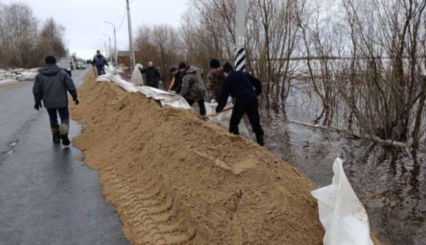 Из-за угрозы наводнения в Холмогорах начали строить песчаные «баррикады»