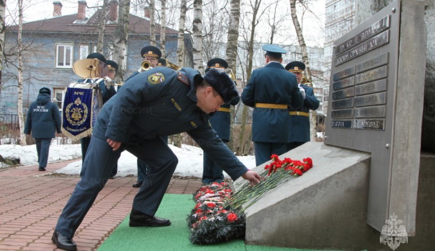 В Главном управлении МЧС России по Архангельской области почтили память погибших сотрудников