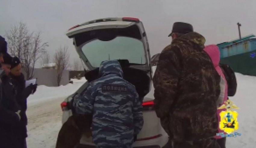 В Архангельске сотрудники Госавтоинспекции остановили для проверки автомобиль, в багажнике которого находилось около трех килограммов синтетических наркотиков