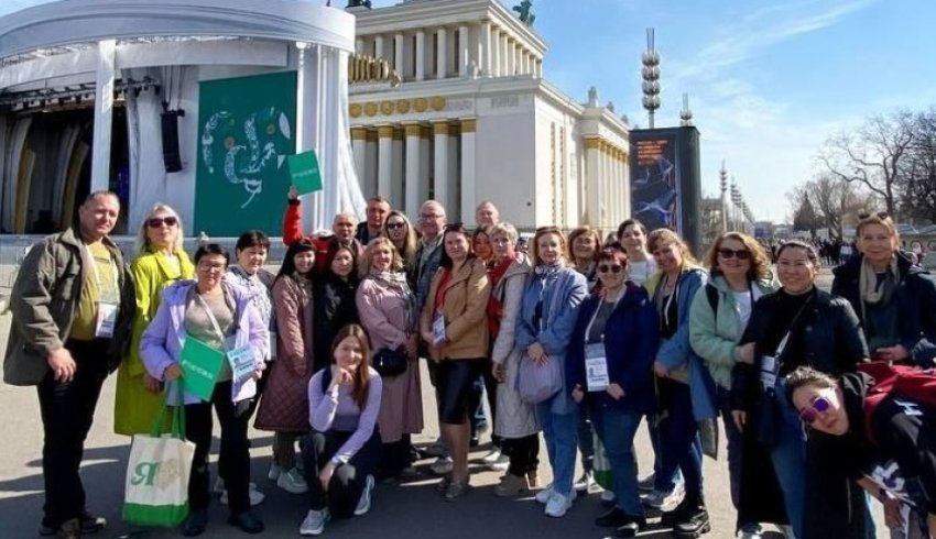 Экскурсоводы из Архангельска знакомят посетителей выставки «Россия» с достижениями регионов страны