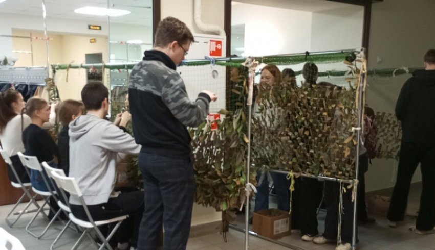 Волонтеры из Архангельска для помощи общественникам создали обучающее видео о плетении маскировочных сетей 