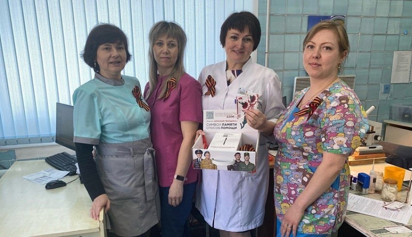 В рамках всероссийской акции "Красная гвоздика" волонтеры уже вручили более 6000 значков