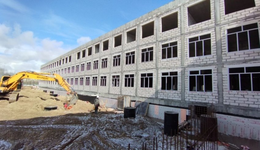 В Архангельске строящееся здание новой школы на 860 мест заведено под крышу