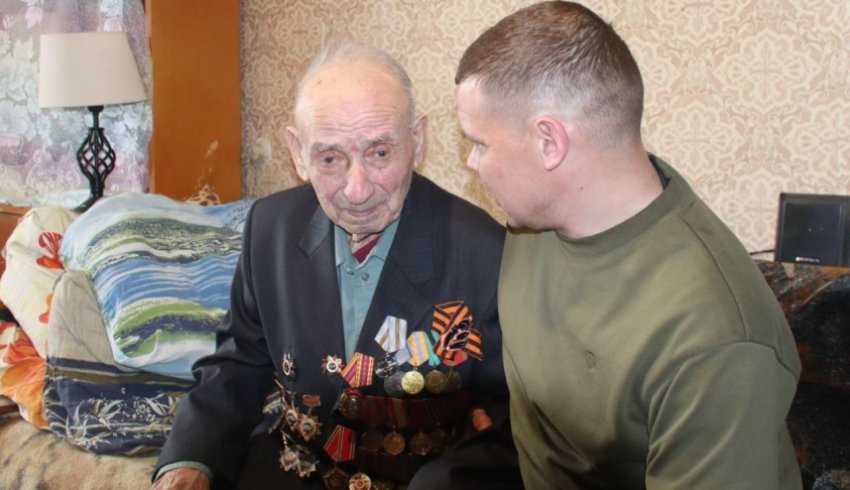 Ветеран Великой Отечественной войны из Няндомы Яков Иванович Данилов встретился с участником СВО