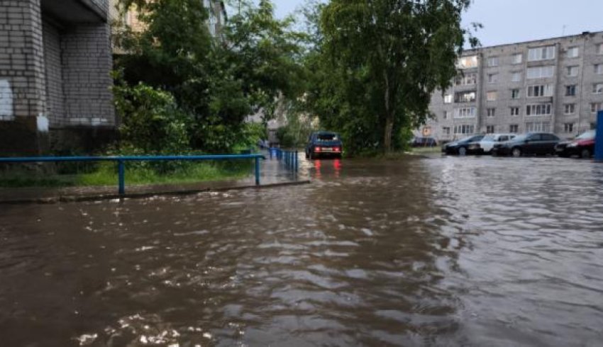 Улицы под водой: московский суперливень добрался до юга Архангельской области