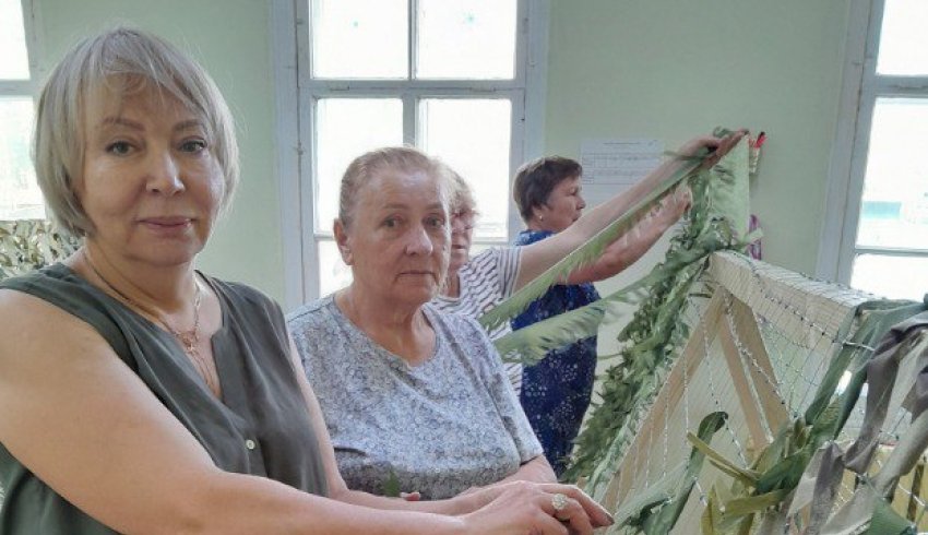 Активисты Вельска осваивают изготовление антидроновых маскировочных одеял для участников СВО