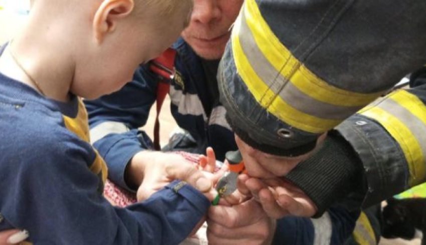 Пластиковая игрушка привела к вызову спасателей в Архангельске