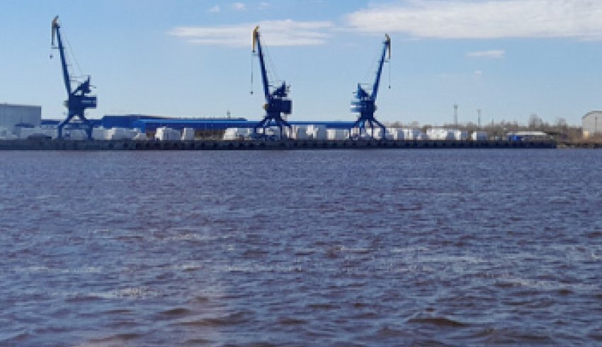 Правительству Архангельской области предписали убрать два затонувших дебаркадера и две баржи