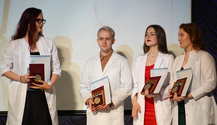 Более 600 будущих врачей получили дипломы о высшем образовании в Северном государственном медицинском университете.