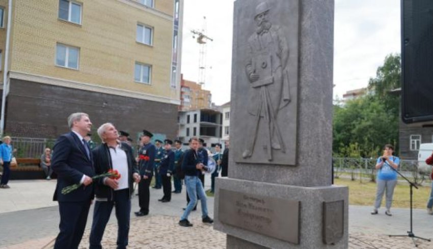 В Архангельске торжественно открыли памятник первому градоначальнику города