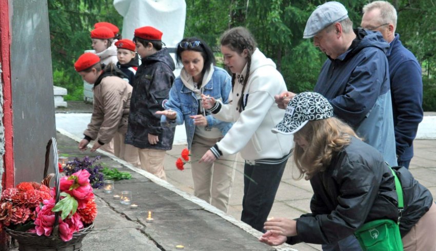 Цветы и свечи  несли жители Шенкурского округа 22 июня к мемориалам и памятникам