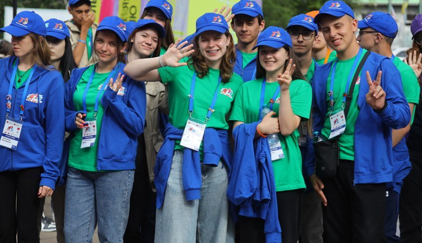 Участники молодёжного проекта «Поезд Памяти» активно внесли свой вклад в создание сквера Дружбы народов, расположенного в Архангельске.