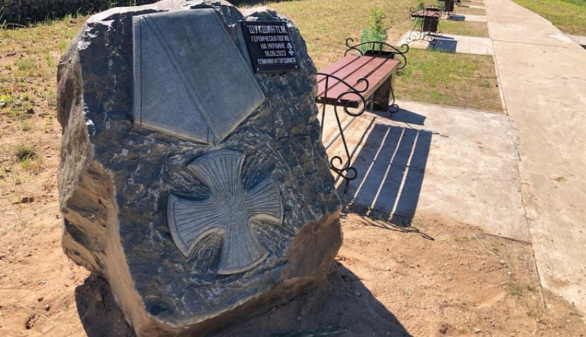 В деревне Малодоры, что в Устьянском районе, установили памятник в честь местного героя, принимавшего участие в специальной военной операции.