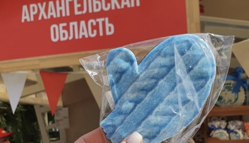 Посетители фестиваля «Вкусы России» на ВДНХ дегустируют продукцию, созданную по старинным поморским рецептам