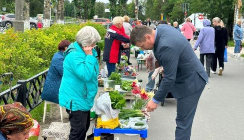 Глава Северодвинска призвал «не гонять» пенсионеров, торгующих на улице