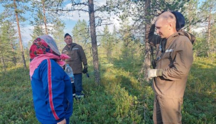 Архангельские спасатели вывели из леса заблудившуюся женщину с собакой