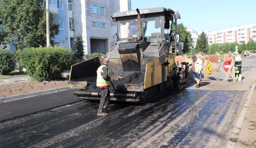 В Северодвинске на улице Лебедева подрядчик укладывает верхний слой асфальтобетона