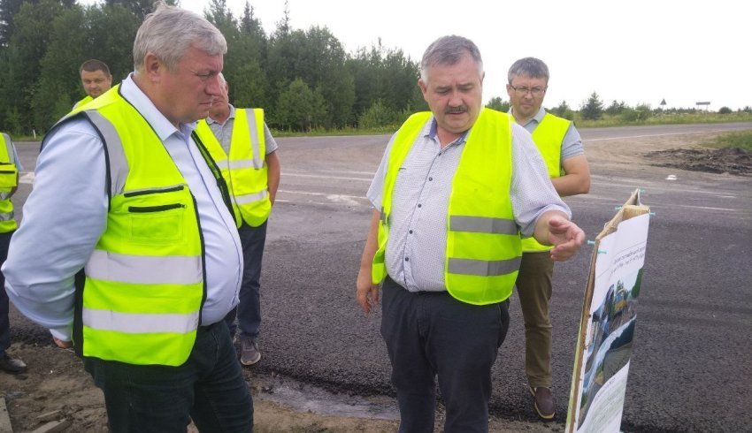 На трассе Каргополь – Ширяиха – Гарь дорожники завершают укладку верхнего слоя асфальтобетона