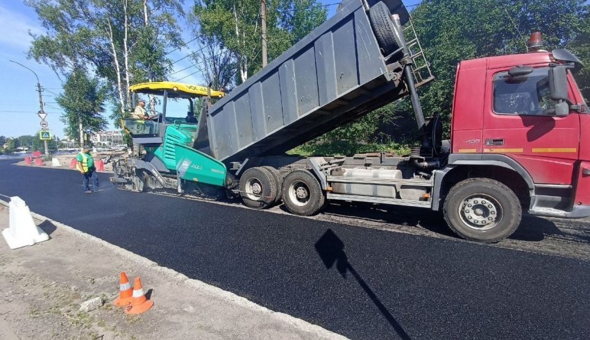 В Архангельске на улице Комсомольской подрядчик приступил к укладке асфальта