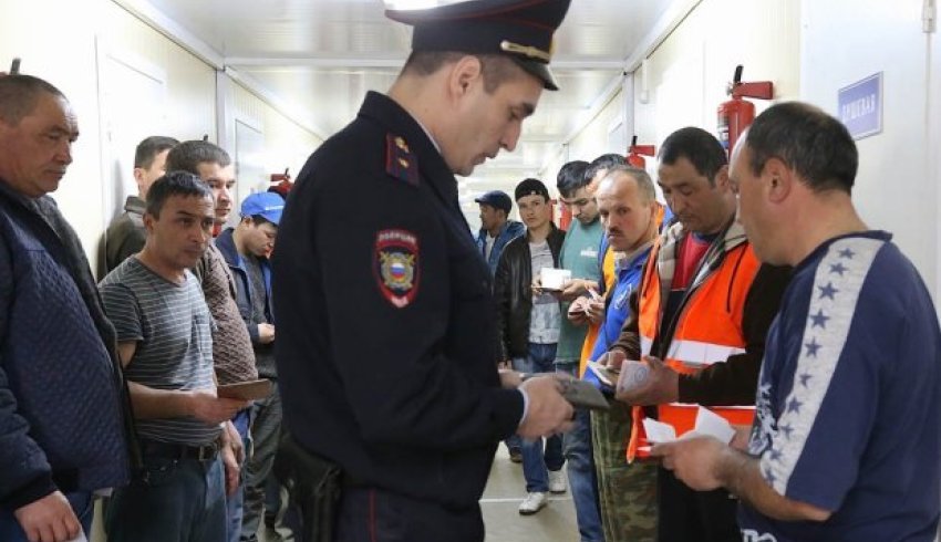 Госдума одобрила введение миграционного режима высылки. Что изменилось для иностранцев в России