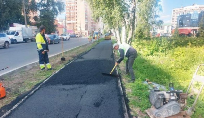  На ремонтируемом архангельском проспекте продолжают обновлять тротуары 