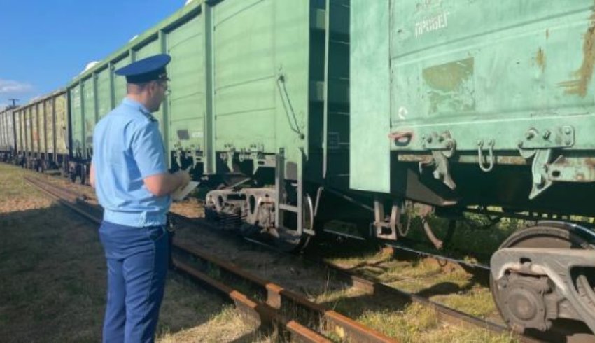 Грузовой поезд сошел с рельсов на архангельской ж/д станции 