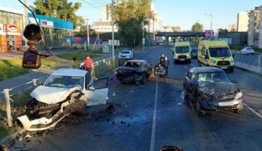 В Архангельске в ночной аварии с тремя автомобилями пострадали четыре человека