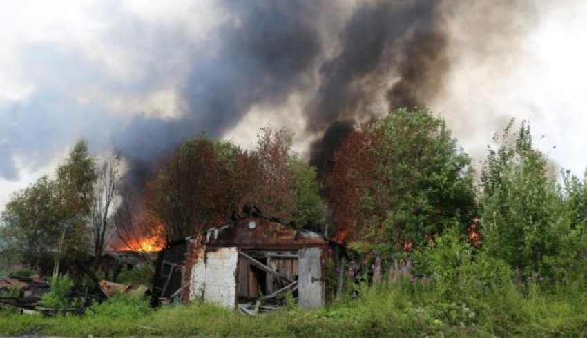 На юге Архангельской области произошел крупный пожар: горели гаражи