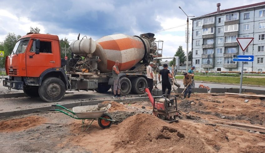 В Няндоме на улице 60 лет Октября подрядчик приступил к ремонту тротуаров