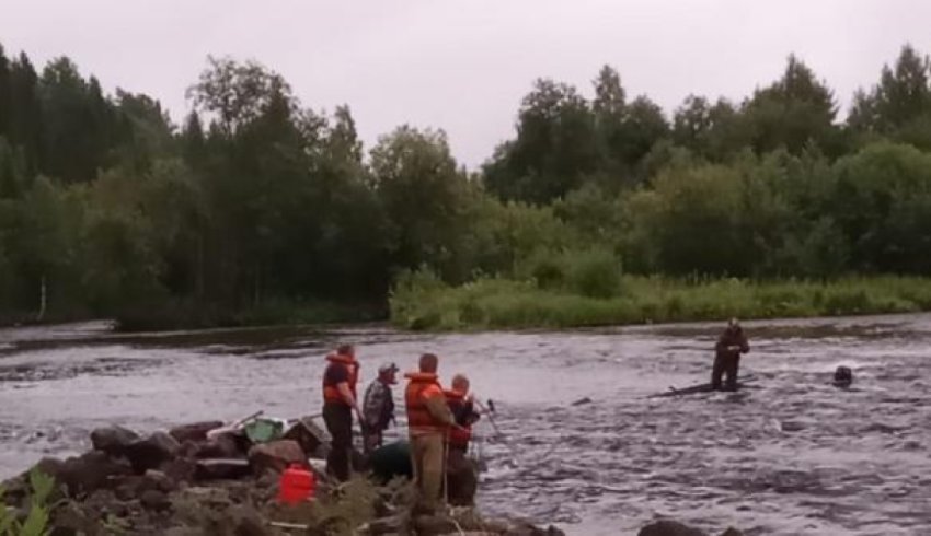 Лодка развалилась на части: в Поморье из водной западни спасли семью рыбаков