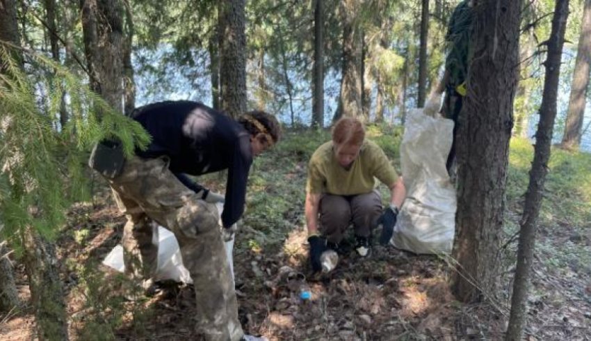 Московские студенты-добровольцы облагородили озеро в Архангельской области