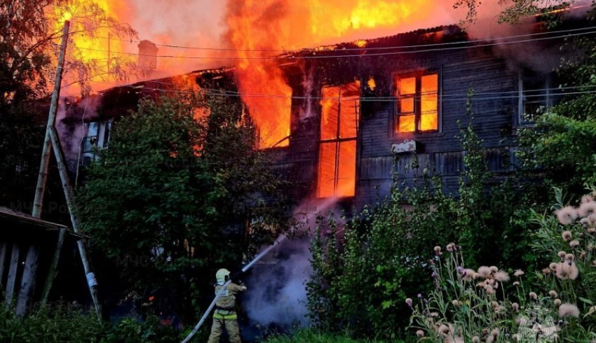 В Архангельске тушат пожар по рангу 1-бис