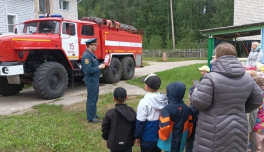 В Котласе прошло пожарно-тактическое занятие на объекте с массовым пребыванием детей