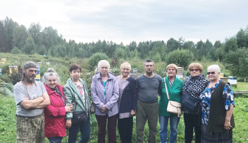 Поездка на пасеку для посетителей Шенкурского центра общения старшего поколения