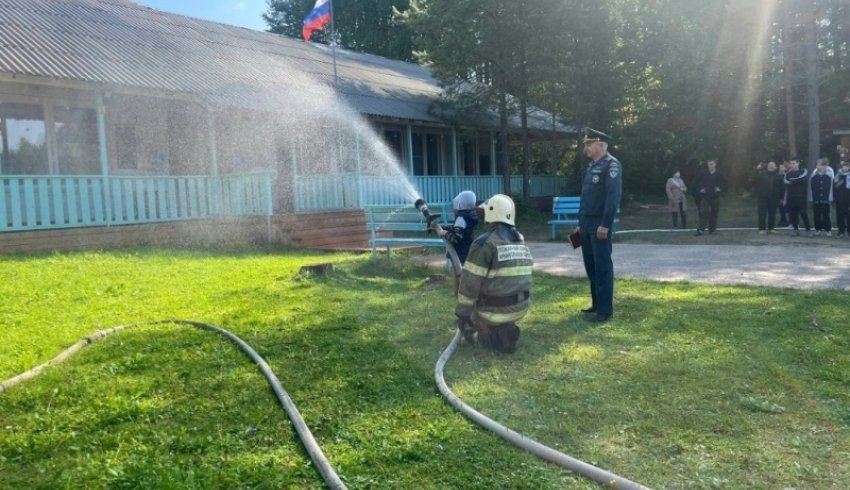 Сотрудники Госпожнадзора провели профилактическое мероприятие в детском лагере «Боровое» в Няндоме