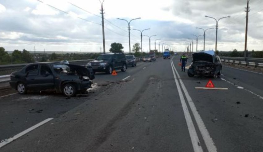 В Архангельске лопнувшее колесо привело к серьезному ДТП на Краснофлотском мосту