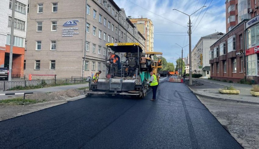 На улице Попова в Архангельске дорожники завершают укладку верхнего слоя асфальтобетона