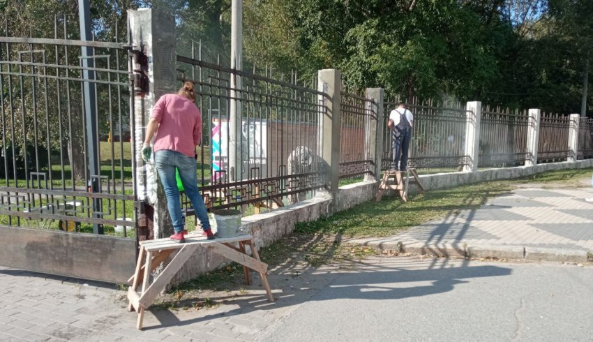 В Архангельске приводят в порядок территории возле учреждений культуры