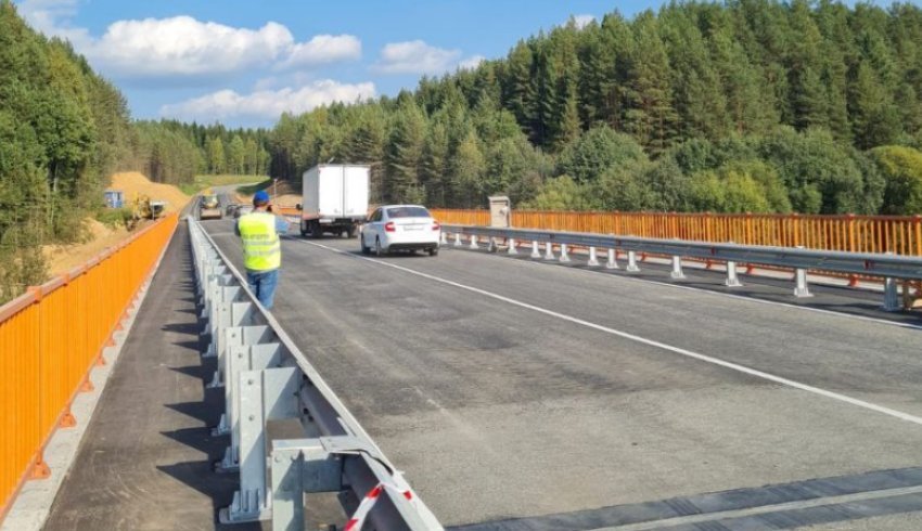 В Вельском районе открыто рабочее движение по двум полосам моста через Кокшеньгу