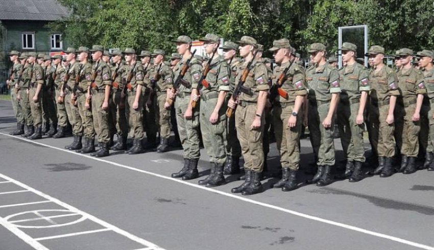  Нагрудный знак и удостоверение «Почетный донор России» в торжественной обстановке получили 14 жителей Поморья.  Руководитель станции переливания крови Сергей Бобовник поблагодарил тех, для кого помощь ближнему – жизненное правило.  – Каждый месяц мы вруч