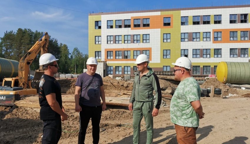 В поселке Катунино продолжается возведение здания средней школы