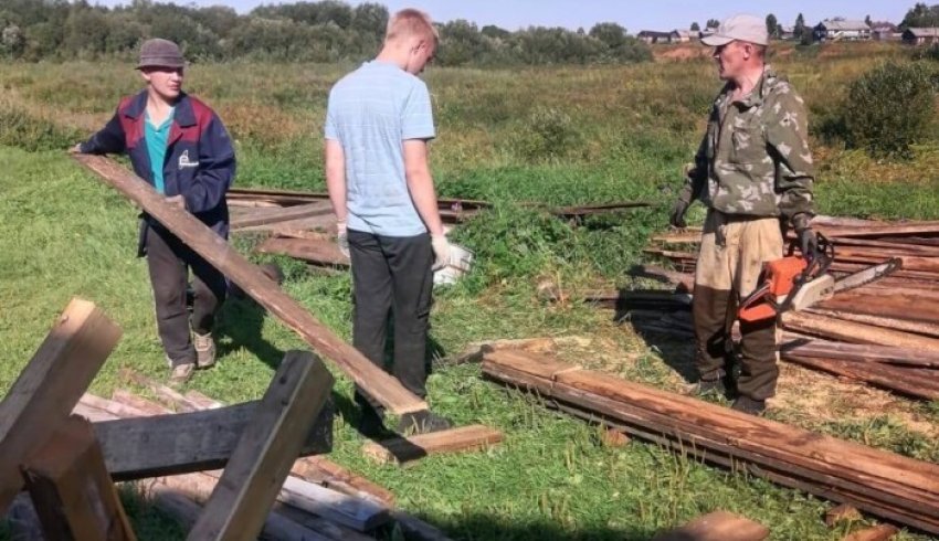 В Мезенском округе волонтеры помогли матери участника СВО с заготовкой дров