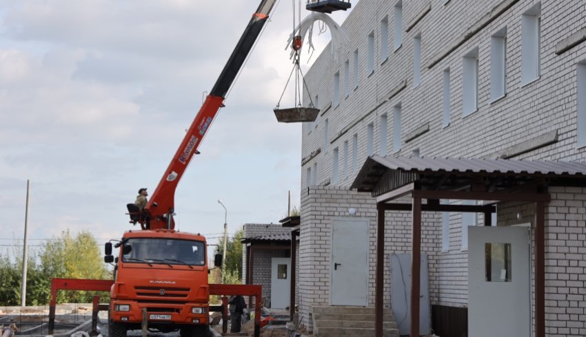 Строительство многоквартирного дома для переселения граждан из аварийного жилья в Емецке идет по графику