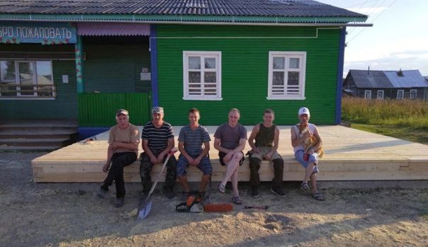 В поселке Сылога Пинежского округа благодаря активистам ТОС возле местного ДК обновилась сцена