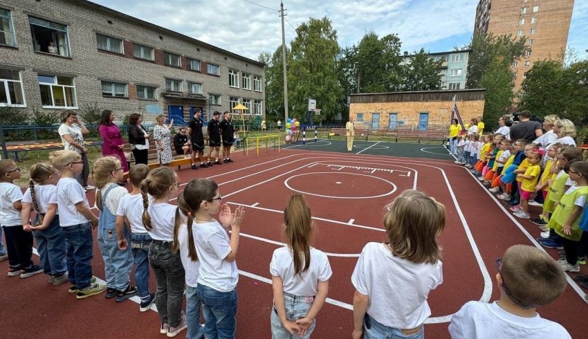 Хоккеисты «Водника» приняли участие в открытии новой спортплощадки