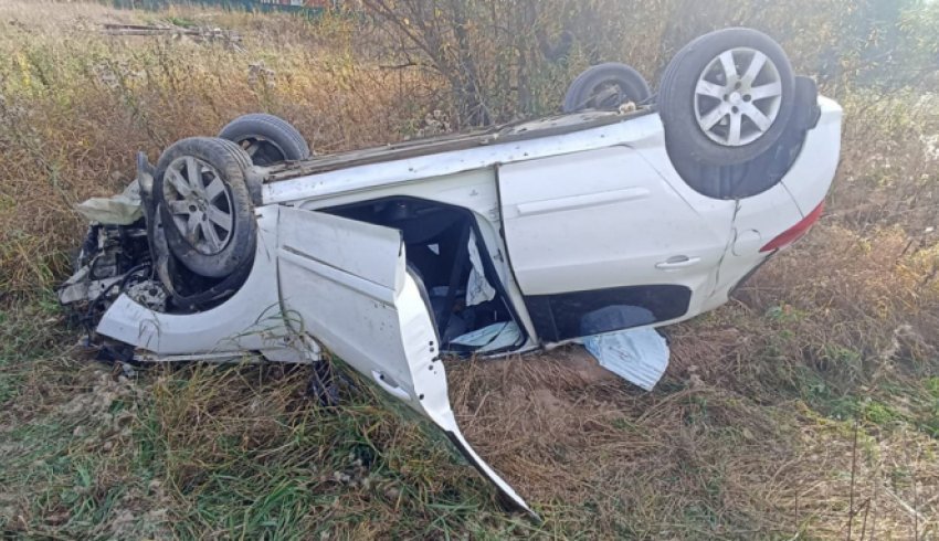 В Шенкурском округе легковой автомобиль оказался в кювете и перевернулся.