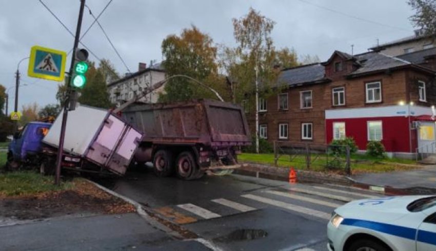 В Архангельске фонарный столб упал на грузовик после тройного ДТП на перекрестке