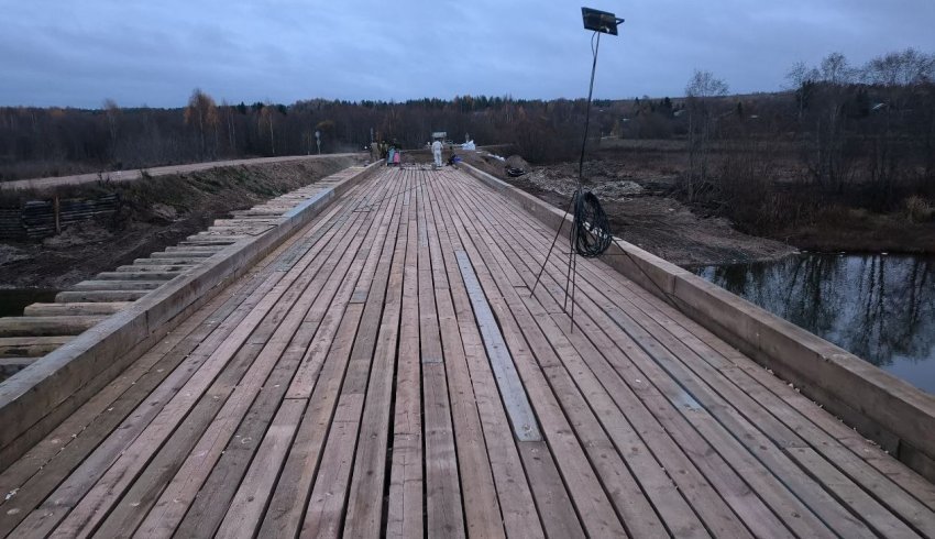 В Шенкурском округе подрядчик приступил к устройству верхнего настила моста через Паденьгу