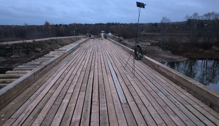 В Шенкурском округе капремонт моста через Паденьгу приближается к завершению