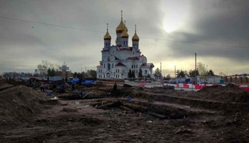 Поиски золотых жетонов в историческом слое на площади Профсоюзов в Архангельске